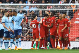 Salah ghi bàn duy nhất, Liverpool áp sát Man United