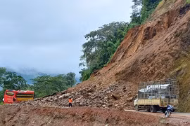 Khắc phục thiệt hại do mưa bão gây ra với kết cấu hạ tầng giao thông đường bộ