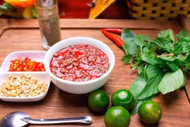 Người đàn ông đột ngột bị điếc sau 2 ngày ăn tiết canh