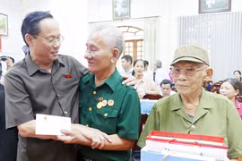 Phó Chủ tịch Quốc hội Trần Quang Phương thăm, tặng quà Hội chiến sĩ cách mạng bị bắt tù đày huyện Nam Đàn