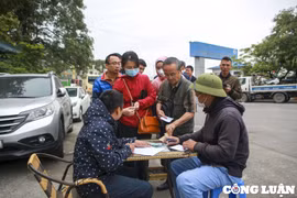 Người dân "ngược xuôi" không đăng kiểm được, đành về Hà Nội cầm phiếu hẹn 10 ngày
