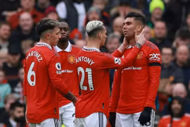Casemiro nhận thẻ đỏ, MU hòa như thua trước Southampton