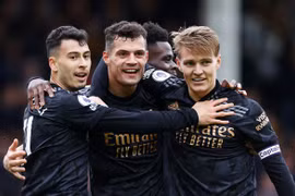 Thắng derby London, Arsenal lại bỏ xa Man City 5 điểm trên bảng xếp hạng