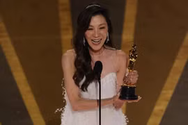 Dương Tử Quỳnh nhận giải Nữ diễn viên xuất sắc tại Oscar 2023
