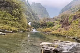 Một du khách tử vong khi tắm thác ở Hà Giang