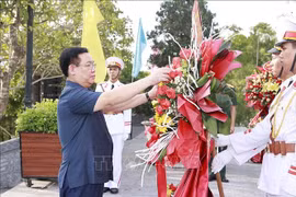 Chủ tịch Quốc hội Vương Đình Huệ tưởng niệm các anh hùng liệt sĩ tại Thừa Thiên - Huế