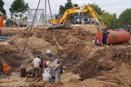 Huy động thêm các phương tiện tham gia giải cứu bé trai rơi xuống trụ bê tông rỗng sâu 35m