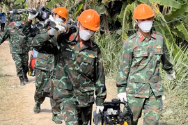 Lực lượng công binh vào cuộc giải cứu bé trai rơi xuống trụ bê tông