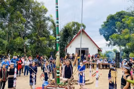 Đồng bào Xơ Đăng ở buôn Kon H’ring vui Tết cơm mới