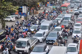 Người dân hối hả trở lại Thủ đô sau kỳ nghỉ Tết Dương lịch 2023