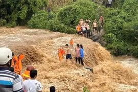 Gia Lai: Thót tim giải cứu 3 em nhỏ bị mắc kẹt giữa dòng nước lũ