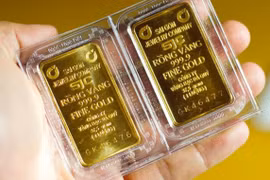 Mặc kệ vàng thế giới “công phá” mốc 2.000 USD, vàng SJC “rẻ” kỷ lục