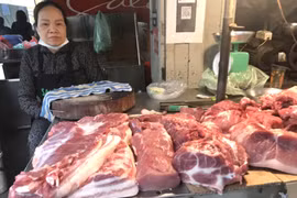 Nghịch lý giá thịt lợn: Giá lợn hơi xuống thấp, giá lợn tại chợ tiếp tục “đứng giá”