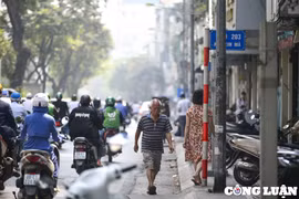 Vỉa hè sau khi kẻ vạch, người dân vẫn không có lối đi khi 1 bên là xe máy, 1 bên là cột điện