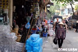 Tái diễn tình trạng lấn chiếm vỉa hè, lòng đường để kinh doanh tại Hà Nội