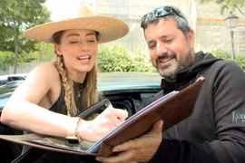 Amber Heard vẫn ký tặng cho người hâm mộ dù đã "bỏ" Hollywood