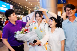 Tân Hoa hậu Môi trường Thế giới Nguyễn Thanh Hà rạng rỡ ngày trở về