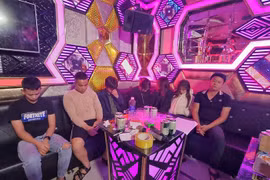 7 nam, nữ thanh niên góp tiền mua ma túy vào quán karaoke bay lắc