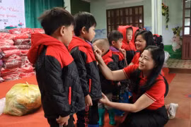Lào Cai: Tặng nhiều áo ấm, bình đun nước nóng cho học sinh vùng khó khăn