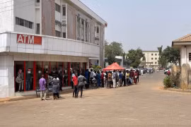 Nigeria trì hoãn kế hoạch đổi tiền sau sự hỗn loạn tại các cây ATM