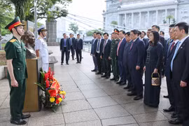 Thủ tướng Phạm Minh Chính dâng hoa tại tượng đài Chủ tịch Hồ Chí Minh ở Bảo tàng Văn minh châu Á