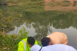 CSGT cùng người dân cứu vớt nam thanh niên bị nạn