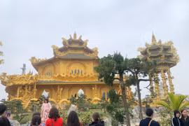 Khám phá không gian ngôi chùa dát vàng 'độc nhất vô nhị' tại Hưng Yên