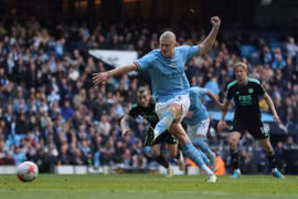 Thắng dễ Leicester, Man City áp sát Arsenal trên BXH Ngoại hạng Anh