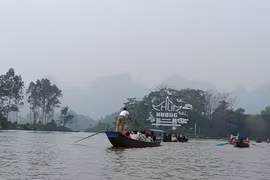 Hàng nghìn người du xuân Lễ hội Chùa Hương trong ngày đầu mở hội
