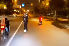 Hà Nội: Khởi tố nhóm sáu thanh thiếu niên “bốc đầu” xe máy trên nhiều tuyến phố