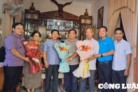 CLB Phóng viên Thường trú tại Quảng Trị tặng quà cho các nhà báo lão thành nhân dịp 21/6