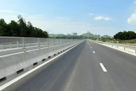 Cao tốc Nghi Sơn - Diễn Châu nghi bị đổ hóa chất lên mặt đường