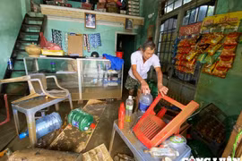 Nước rút, người dân Đà Nẵng khổ sở dọn dẹp vệ sinh nhà cửa