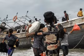 Người tị nạn Rohingya đổ bộ vào bờ biển Indonesia