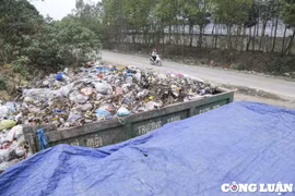 Người dân dựng lều, chốt chặn cả ngày lẫn đêm không cho xe vào bãi rác Xuân Sơn