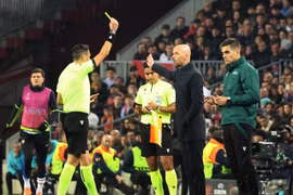 VAR gây tranh cãi trong trận MU hòa Barca
