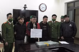 Bị phát hiện vận chuyển ma túy, các đối tượng lao xe vào lực lượng kiểm tra nhưng không thoát