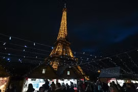 Tháp Eiffel đóng cửa vì nhân viên đình công