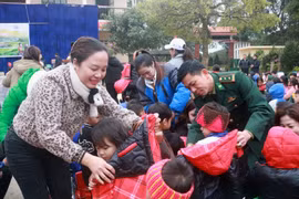 Nhiều phần quà Tết của công an tặng trẻ em hoàn cảnh khó khăn vùng cao Lào Cai