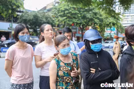 Thi tốt nghiệp THPT 2023: Xúc động khoảnh khắc phụ huynh “dãi nắng dầm mưa” chờ con trước cổng trường