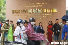 Hà Nội: Thí sinh "đội mưa" đến điểm thi tốt nghiệp THPT 2023
