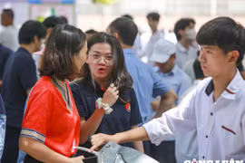 Kết thúc môn thi Ngữ văn: Thí sinh và phụ huynh đều phấn khởi