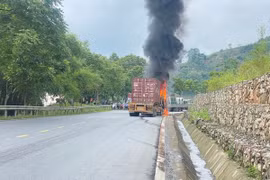 Lào Cai: Xe container bất ngờ bốc cháy dữ dội trên đường lên Sa Pa