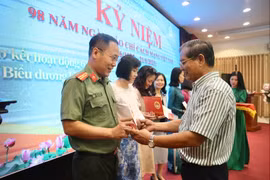 Hội Nhà báo TP Hà Nội trao tặng Kỷ niệm chương “Vì sự nghiệp báo chí Việt Nam” cho hội viên