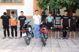 Khởi tố 7 đối tượng bốc đầu xe máy gây náo loạn đường phố