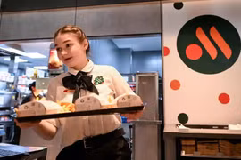 Cách nhà giàu Nga kiếm tiền nhờ dòng di cư của phương Tây