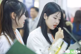 Nhiều người dân Thủ đô hào hứng đến triển lãm thực phẩm thưởng thức món ăn