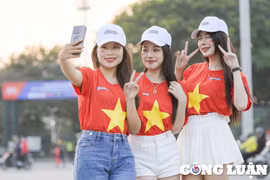Dàn cổ động viên "hotgirl" hâm nóng trước trận bóng Việt Nam - Iraq