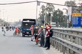 Hà Nội: Người dân ngoại thành vẫn "ngóng" nhà chờ xe buýt