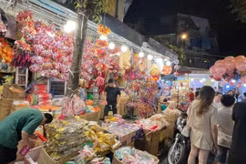 Đèn lồng con thỏ thành mặt hàng “hot trend” làm mưa làm gió trên thị trường trong mùa Trung thu